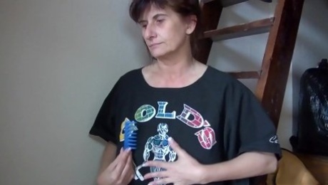 Mature mom got too horny so she uses her fingers to masturbate