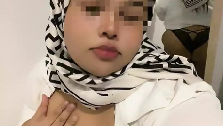 Hijabi girl blow dildo